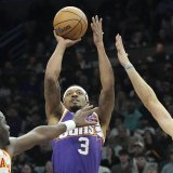 Clint Capela (à gauche) et les Hawks n'ont pas pu stopper Bradley Beal (3) et les Suns KEYSTONE/AP/Ross D. Franklin